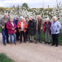 10.03.2024 Frauenstein - P3: Die Gruppe vor herrlich blühenden Kirschbäumen.