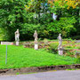 17.09.2025 Rettershof - Rundwanderweg R5 - P2: Statuen an einem schön angelegten Garten am Rettershof.
