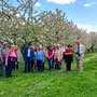 10.04.2024 Schloß Wi-Freudenberg-Frauenstein Winzerhaus - P1: Gruppenfoto unter blühenden Kirschbäumen.