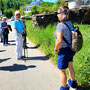 14.05.2025 Burgschwalbach-Hahnstätten - P2: Kurze Pause, weil Christiane Ihre Hosenbeine loswerden wollte.