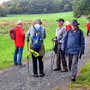 08.10.2025 Rundweg Fischbacher Kopf (über Alsdorfer Weiher) - P1: Kurze Pause an der Wüstung Alsdorf, ehe es weitergeht zum Waldschloss Bad Camberg.