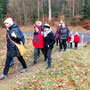 22.01.2025 Waffelfabrik Orlen-Steckenroth - P1: Wir überqueren die L3373 in der Nähe des Hofs Georgenthal und wandern auf der Taunussteiner Runde weiter.
