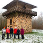 15.01.2025 Rundweg Zugmantel bei Orlen - P2: Gruppenfoto am Römerturm des Kastells Zugmantel.
