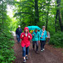 28.05.2025 Breckenheim - Rundweg - P1: Durch den Nackwald. Die Nässe kommt von den Blättern.