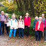 22.10.2025 Buchfinkenland-Rundwanderweg Nieder-Oberrod - P1: Gruppenfoto kurz nach dem Wanderparkplatz an der K717 vor Niederrod.