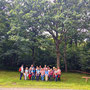 30.07.2025 Rundweg Riedelbach - P1: Gruppenfoto unter einem herrlichen Baum am Rande der Riedelbacher Heide.
