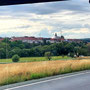 23.07.2025 Heimfahrt von Walsdorf nach Idstein: Herrlicher Blick aus dem Bus auf den historischen Ortskern von Walsdorf mit Hutturm und ev. Christuskirche. 