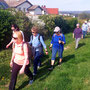 15.04.2026 Wallrabenstein - Graf Walram Rundweg - P1: Am Ortsrand von Wallrabenstein entlang in Richtung Parkplatz.