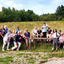 06.08.2025 Kiedrich (Stassen) Rundwanderweg - P1: Gruppenfoto an einer Sitzgruppe.