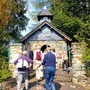 15.04.2026 Wallrabenstein - Graf Walram Rundweg - P1: An der "Kapelle der Herzen", die diesmal sogar geöffnet ist.