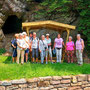 18.06.2025 Rundweg Oberauroff-Ehrenbach-Niederauroff-Oberauroff - P1: Bevor die Wanderung richtig beginnt, wird noch ein Gruppenfoto vor dem Rastplatz an der Auroffer Höhle gemacht.