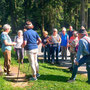 11.06.2025 Rundweg Großer und Kleiner Feldberg - P1: Zurück am Parkplatz, wo wir von Ingrid erwartet werden, die uns berichtet, wie es Dieter nach seinem Sturz geht.