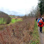 08.01.2025 Rundweg Bad Camberg (über Alsdorfer Weiher) - P1: Durch das Schwabachtal hinunter zur Wüstung Alsdorf. Im Hintergrund vorn der Alsdorfer Hof.