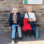 01.10.2025 Niederwalddenkmal-Rüdesheim - P3: Irene und Gretel bei einer Pause am Kloster Hildegardis.