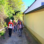 08.04.2026 Schloss Wi-Freudenberg-Frauenstein - P2: Das schmale Gässchen mündet direkt an der Gaststätte "Zur Linde" in Frauenstein, unserem heutigen Ziel, ...