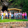 18.06.2025 Rundweg Oberauroff: Gesamtgruppenfoto vor dem Rastplatz an der Auroffer Höhle.