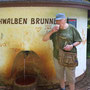 25.06.2025 Bad Schwalbach - Rundweg Kurpark - P2: Dieter probiert das Wasser des Schwalbenbrunnens.