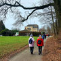 08.01.2025 Rundweg Bad Camberg (über Alsdorfer Weiher) - P1: Vor uns das Waldschloss.
