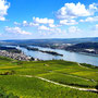 01.10.2025 Niederwalddenkmal-Rüdesheim: Blick von der Terrasse am Niederwalddenkmal auf den Rhein, Rüdesheim und Bingen.