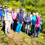 22.04.2026 Rundweg Siedlung Wildpark (über Hohe Kanzel) - P2: Gruppenfoto am Gipfelstein der Hohen Kanzel.
