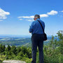11.06.2025 Rundweg Großer Feldberg - P2: Wanderführer Dieter vor der prächtigen Kulisse von Oberreifenberg mit der Burg.
