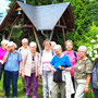 23.07.2025 Escher Kopf-Walsdorf - P2: Gruppenfoto vor dem alten Mühlrad an der Hirtesenmühle im Emsbachtal.