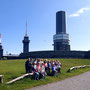 11.06.2025 Rundweg Großer und Kleiner Feldberg - P1: Gruppenfoto vor den Türmen auf dem Großen Feldberg, ...