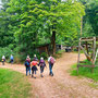 21.05.2025 Rundweg Theißtal - P1: Auf dem Weg hinunter ins Theißtal, vorbei an einer Waldhütte.