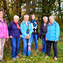 22.10.2025 Buchfinkenland-Rundwanderweg Oberrod - P2: Gruppenfoto nahe der Galgenstatt, mit Wanderführerin Ingrid ...