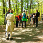 29.04.2026 Riedelbach-Rod an der Weil - P1: Kurze Pause an einer Wegegabelung hinter dem Haus Waldeck.