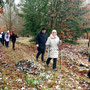 15.01.2025 Rundweg Zugmantel bei Orlen - P1: Auf einem schmalen Wiesenweg durch den Wald.