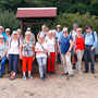 20.08.2025 Runde Mensfelder Kopf - Rotes Meer - P1: Gruppenfoto an einem kleinen Rastplatz am Waldrand.