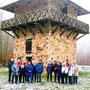 15.01.2025 Rundweg Zugmantel bei Orlen - P1: Gruppenfoto am Römerturm des Kastells Zugmantel.