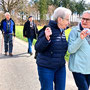 01.04.2026 Kesselbach-Limbach - P2: Auf dem Weg "Am Hümes" nach Limbach. Maria und Halina diskutieren, während Reinhard und Karl gemütlich hinterhergehen.