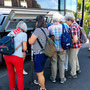 14.05.2025 Hahnstätten: Vor der Rückfahrt nach Idstein wartet am Bus noch eine Überraschung auf uns.