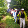 30.07.2025 Rundweg Riedelbach - P1: Der Beginn der Wanderung führt auf einem Wiesenweg durch den Wald.