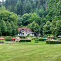 25.06.2025 Bad Schwalbach - Rundweg Kurpark - P1: Voraus das Golfhaus mit seinem Minigolf-Platz.