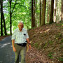 25.06.2025 Bad Schwalbach - Rundweg Kurpark - P1: Wanderführer Klaus auf dem Weg von den Moorgruben zur Bogerts-Hütte.