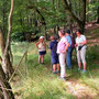 18.06.2025 Rundweg Oberauroff-Ehrenbach-Niederauroff-Oberauroff - P1: Bei steilem Aufstieg und warmen Temperaturen tut eine Pause gut.