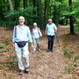 21.05.2025 Rundweg Theißtal - P1: Karl, Gertrud und Roland auf dem Verbindungspfad vom 3. auf den 2. Hauptweg.