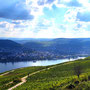 01.10.2025 Niederwalddenkmal-Rüdesheim: Blick von der Terrasse am Niederwalddenkmal auf Bingen und die Nahe-Mündung.