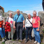 11.06.2025 Rundweg Großer Feldberg - P2: Gruppenfoto am Brunhildisfelsen auf dem Großen Feldberg.