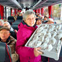 12.02.25 Idstein, Busbahnhof: Ingrid bei der Verteilung der Fassenacht-"Berliner".