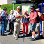 14.05.2025 Burgschwalbach-Hahnstätten - P1: Ausstieg an der Bushaltestelle an der Burgblickhalle in Burgschwalbach.