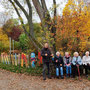 22.10.2025 Rundwanderweg Ober-Niederrod - P3: Gruppenfoto an einem Spielplatz in Niederrod.