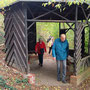 15.10.2025 Kirberg-Dauborn - P3: Es geht durch einen Holzpavillon.