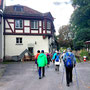 17.09.2025 Rettershof - Rundwanderung (R7 plus Rettershof) - P1: Vorbei an der Häuserfront des Rettershofes.