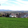 15.04.2026 Wallrabenstein - Graf Walram Rundweg - P1: Noch ein Blick über Wallrabenstein zum Feldberg.