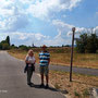 01.07.26 Eltville Schwimmbad - Erbach P3:Giesela und Manfred warten. Im Hintergrund der Kirchturm von Erbach