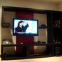 Mueble de Sala para TV plano, sistema de sonido, cables ocultos, entrepaños y mesas móviles. Fabricación: Palakas. © Taller de Diseño